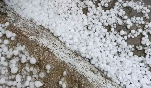 Kahramanmaraş’ta şiddetli dolu yağışı araçlara zarar verdi