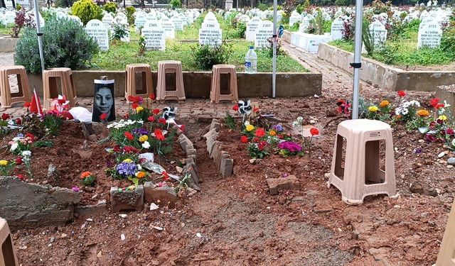 Kahramanmaraş’taki Okul Saldırısında Hayatını Kaybeden Çocukların Mezarlarında Duygulandıran Notlar