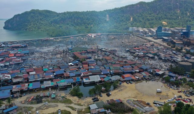 Malezya'da bin ev yandı! 9 bin kişi sokakta