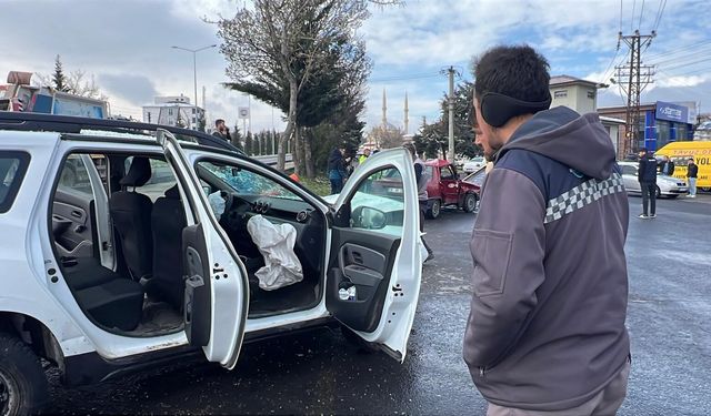 Nevşehir’de İki Otomobil Çarpıştı: 6 Kişi Yaralandı