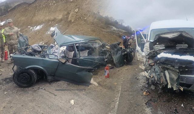 Öğretmenleri taşıyan servis minibüsü otomobille çarpıştı: 1 ölü 9 yaralı