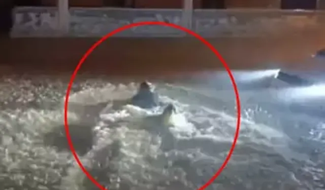 Sağanakta göle dönen sokakta yüzdü