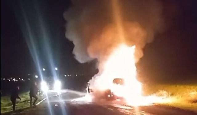 Seyir halindeki otomobil alev aldı: 5 kişi son anda kurtuldu