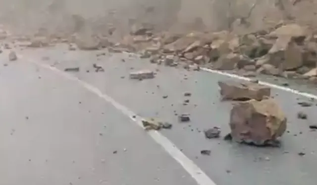 Yağış Sonrası Korkutan Görüntü: Kayalar Yola Düştü