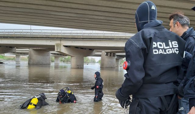 Yağmurdan yükselen dere, aracıyla köprü altından geçmek isteyen yaşlı adamı yuttu