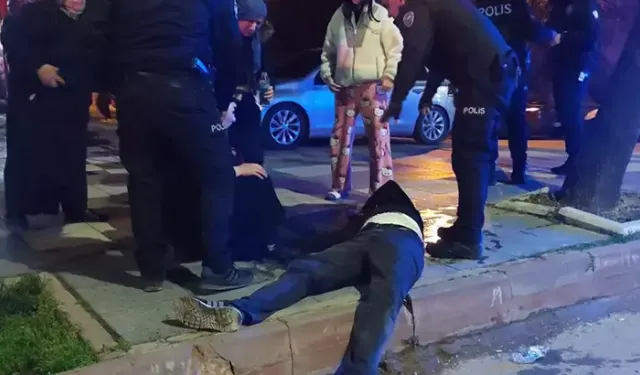 'Yan bakma' kavgası; 2 kardeş ile anneleri yaralandı