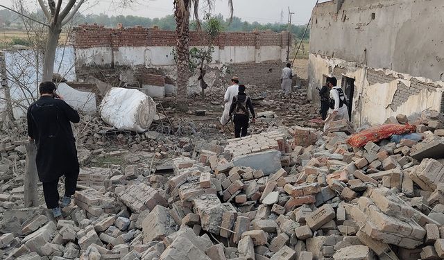 Pakistan'da karakola bombalı saldırı: Can kaybı 15'e yükseldi