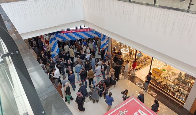Mağaza açılışında izdiham yaşandı: Fenalık geçirdiler