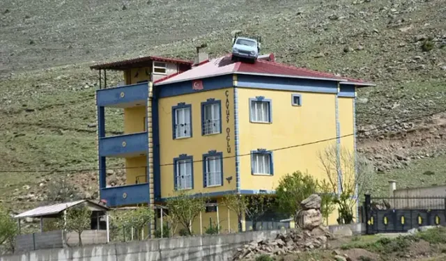 3 katlı evin çatısına vinçle kamyonet yerleştirdi
