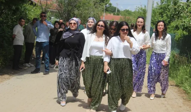 80 Yıllık Gelenek: “Aşıklar Sokağı”nda Gençler Eş Adayı İçin Gün Boyu Yürüdü