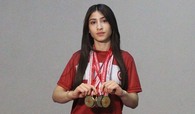 Adanalı Sümeyye bilek güreşinde Türkiye şampiyonu