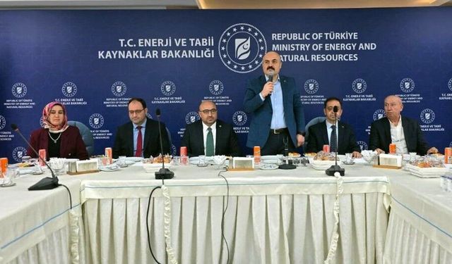 Afşinbey Eğitim Vakfı’ndan 39 öğrenciye yıllık 20 bin TL burs