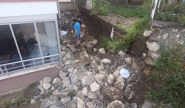 Amasya'da şiddetli yağış apartman duvarını yıktı
