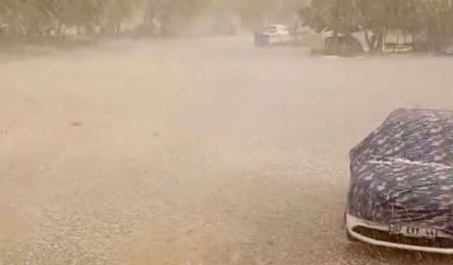 Antalya Serik'te ceviz büyüklüğünde dolu yağışı etkili oldu