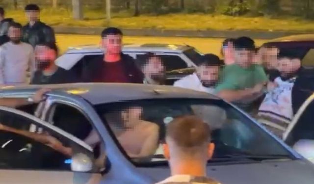 Araçtaki 2 kişiyi böyle darbettiler: O anlar kamerada