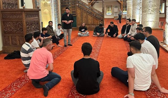 Avşar Yurdu öğrencileri tarihi Ulu Camii'nde saf tuttu!