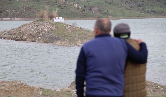 Baraj suyu yükseldi: Köy mezarlığı yeniden sular altında kaldı