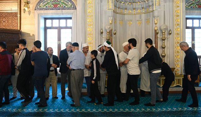 Başkan Görgel Abdülhamid Han Camii’nde Vatandaşlarla Bayramlaştı