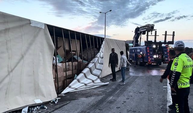 Devrilen dorseyi kaldırırken TIR yan yattı! 1 yaralı