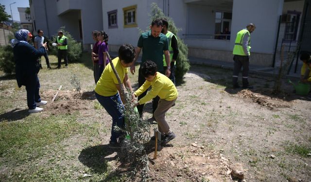 Dulkadiroğlu Belediyesi okul şehitleri için fidan dikti