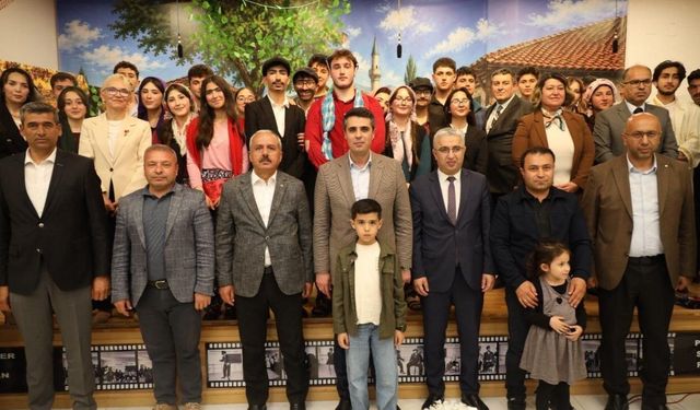 Elbistan'da genç yeteneklerden muhteşem tiyatro performansı!