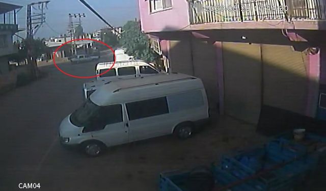 Hatay’da iki otomobil çarpıştı: Kaza anı kamerada