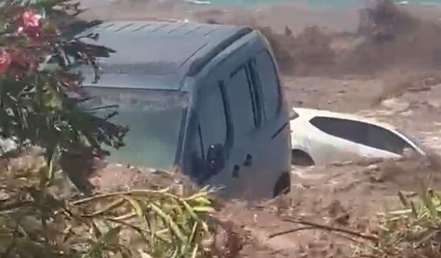 Hatay’da sel felaketi: Araçlar sürüklendi, yollar göle döndü