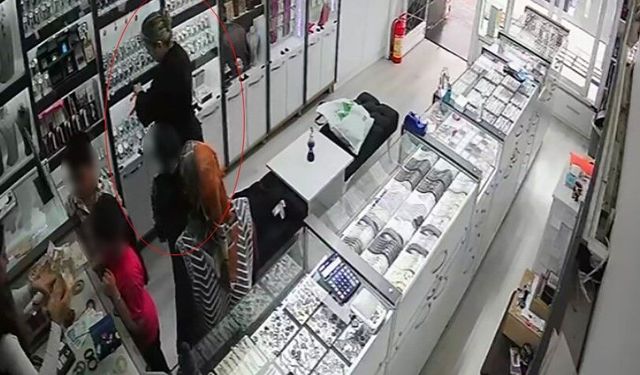 Kadın Hırsız Birini Satın Aldı, Diğerini Çaldı: O Anlar Kamerada