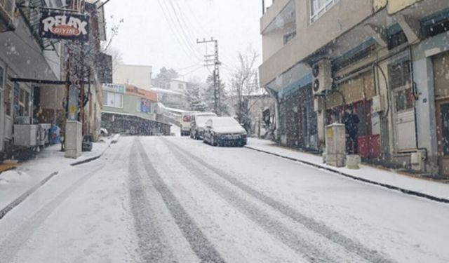Kahramanmaraş Andırın'da kar şoku! Baharda kış geri geldi!