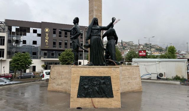 Kahramanmaraş Kıbrıs Meydanı'ndaki anıt yerine yerleştirildi