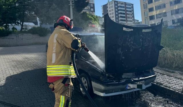 Kahramanmaraş Onikişubat'ta otomobil cayır cayır yandı
