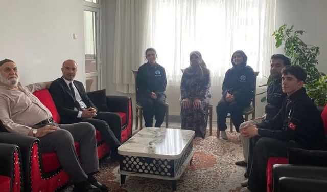 Kahramanmaraşlı gençlerden ihtiyaç sahiplerine yemek