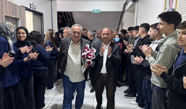 Kahramanmaraş'ta 40 yıllık edebiyat öğretmeni emekli oldu