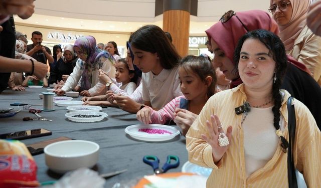 Kahramanmaraş’ta anne çocuk el ele! Kendi charm’ını yaptılar