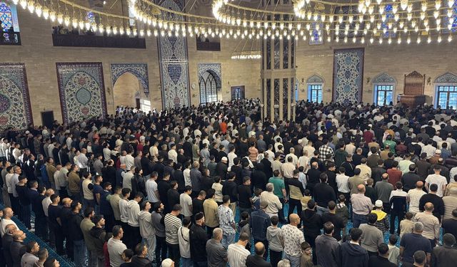 Kahramanmaraş’ta Bayram Coşkusu: Abdulhamithan Camisi Doldu Taştı
