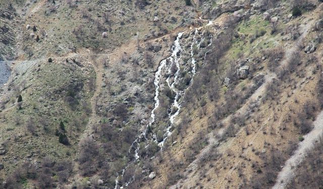 Kahramanmaraş'ta Eriyen Kar Suları 200 Metrelik Şelale Oluşturdu