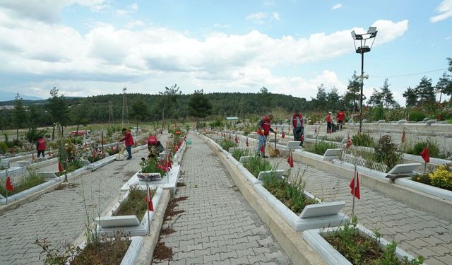 Kahramanmaraş'ta mezarlıklarda bayram temizliği yapıldı