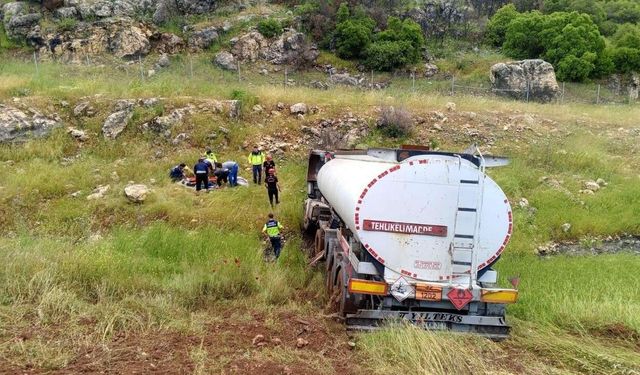 Kahramanmaraş'ta petrol yüklü tanker araziye uçtu!