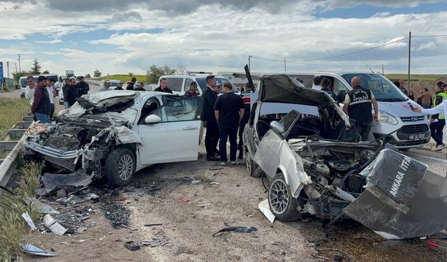 Kırıkkale'de Feci Kaza! İki Otomobil Çarpıştı, 2 Kişi Hayatını Kaybetti