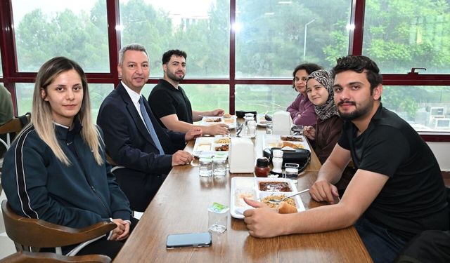 KSÜ Rektörü Okumuş öğrencilerin sofrasına konuk oldu