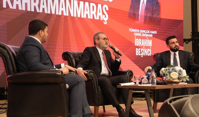 Mahir Ünal ve İbrahim Beşinci KİÜ'de gençlerle bir araya geldi