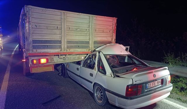 Niğde’de Park Halindeki Tır’a Çarpan Otomobilin Sürücüsü Hayatını Kaybetti