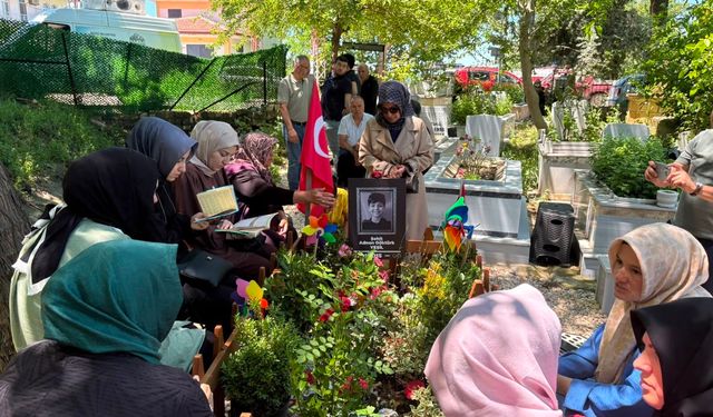 Okul saldırısında hayatını kaybeden öğrencinin mezarına bayram ziyareti