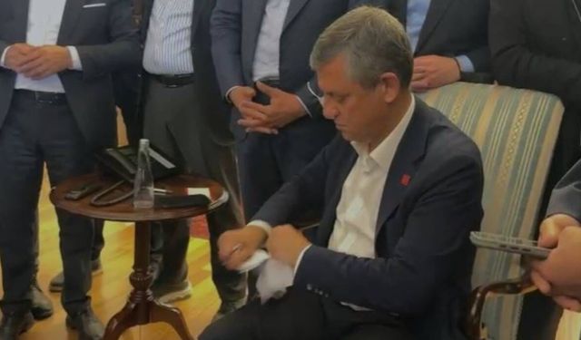 Özgür Özel kendisine verilen mutlak butlan tebligatını yırttı