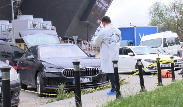 Park Halindeki Otomobilin Bagajında Erkek Cesedi Bulundu