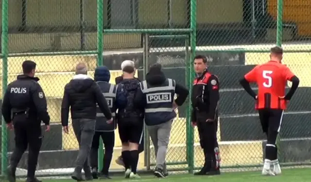 Sahaya girip orta hakeme yumruk atan futbolcu serbest kaldı