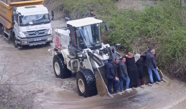 Sel yolları kapattı: Cenazeye kepçeyle gittiler