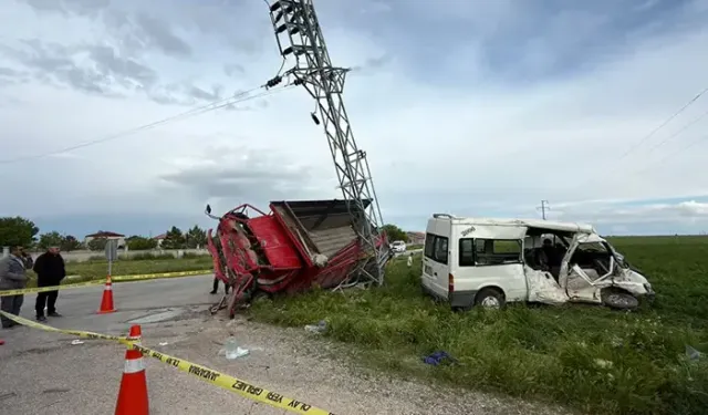 Servis Minibüsü ile Kamyonet Kavşakta Çarpıştı: 5 Yaralı