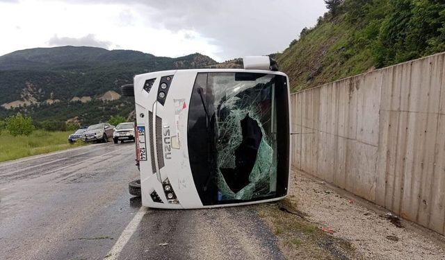 Tokat'ta cenaze dönüşü kaza! Midibüs devrildi