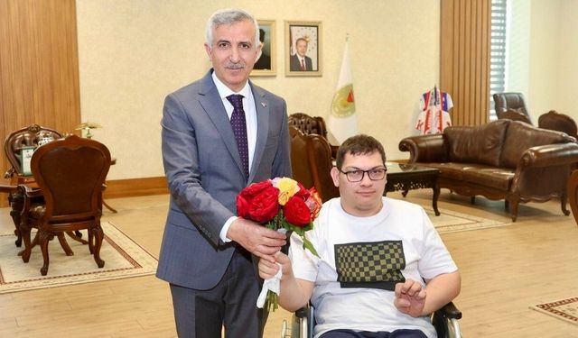 Vali Mükerrem Ünlüer özel çocukları makamında ağırladı!